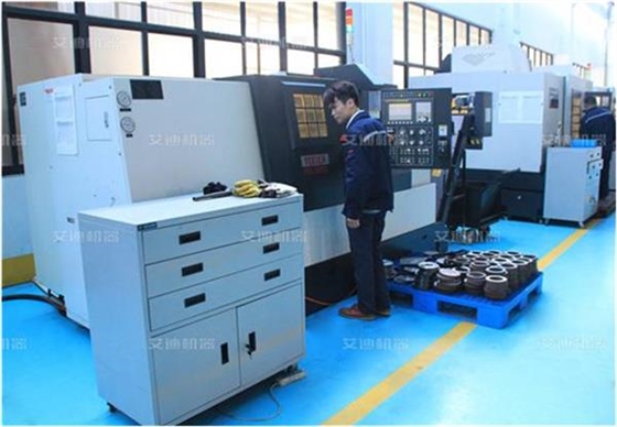 艾迪機器公司員工加班加點進行生產(chǎn).jpg