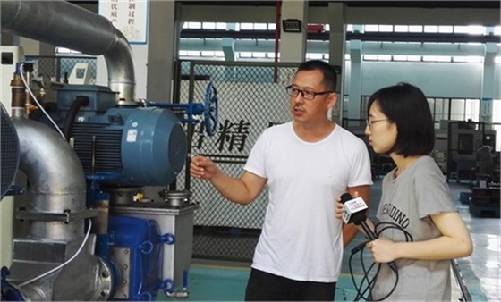 艾迪機(jī)器總經(jīng)理在和浙江在線記者進(jìn)行交流.jpg