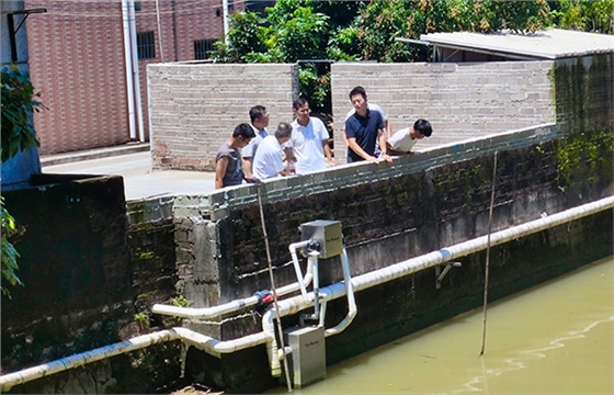中山市火炬開(kāi)發(fā)區(qū)城建集團(tuán)有限公司吳總一行三人到神灣大排村考察真空排水系統(tǒng)4.jpg