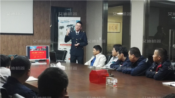 尤瀟帥教官給艾迪機(jī)器員工講解消防知識(shí).jpg
