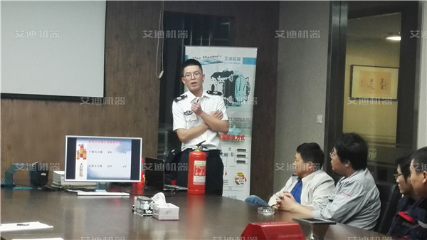 尤教官現(xiàn)場(chǎng)我教官演示滅火器等消防設(shè)施.jpg