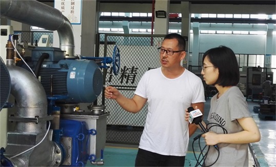 艾迪機(jī)器總經(jīng)理在和浙江在線記者進(jìn)行交流.jpg