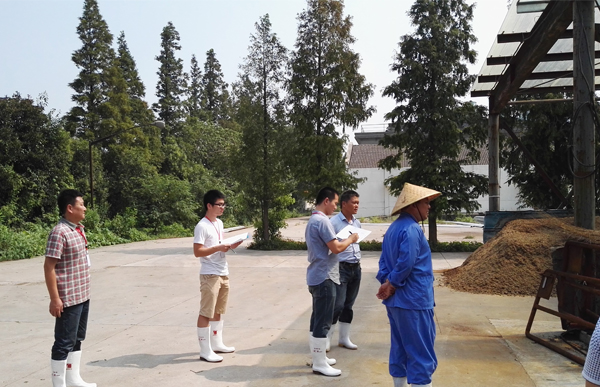 艾迪機器技術(shù)研發(fā)人員到客戶現(xiàn)場走訪調(diào)查.jpg