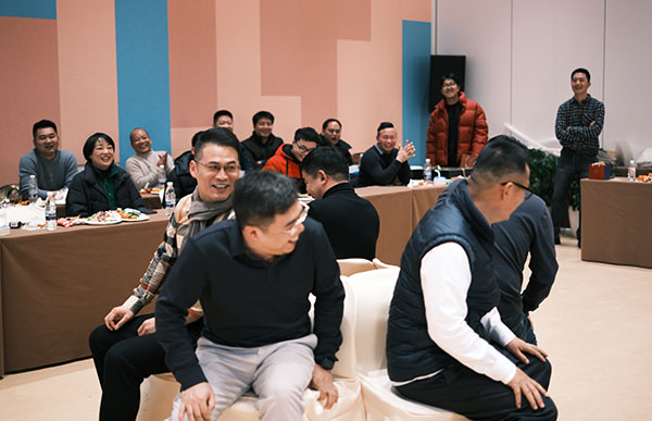 艾迪機(jī)器兼浙江零排新春年會(huì)搶凳子游戲.jpg