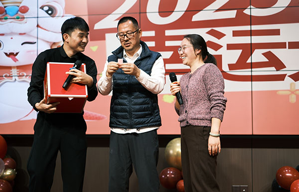艾迪機(jī)器兼浙江零排新春年會(huì)抽獎(jiǎng)環(huán)節(jié).jpg